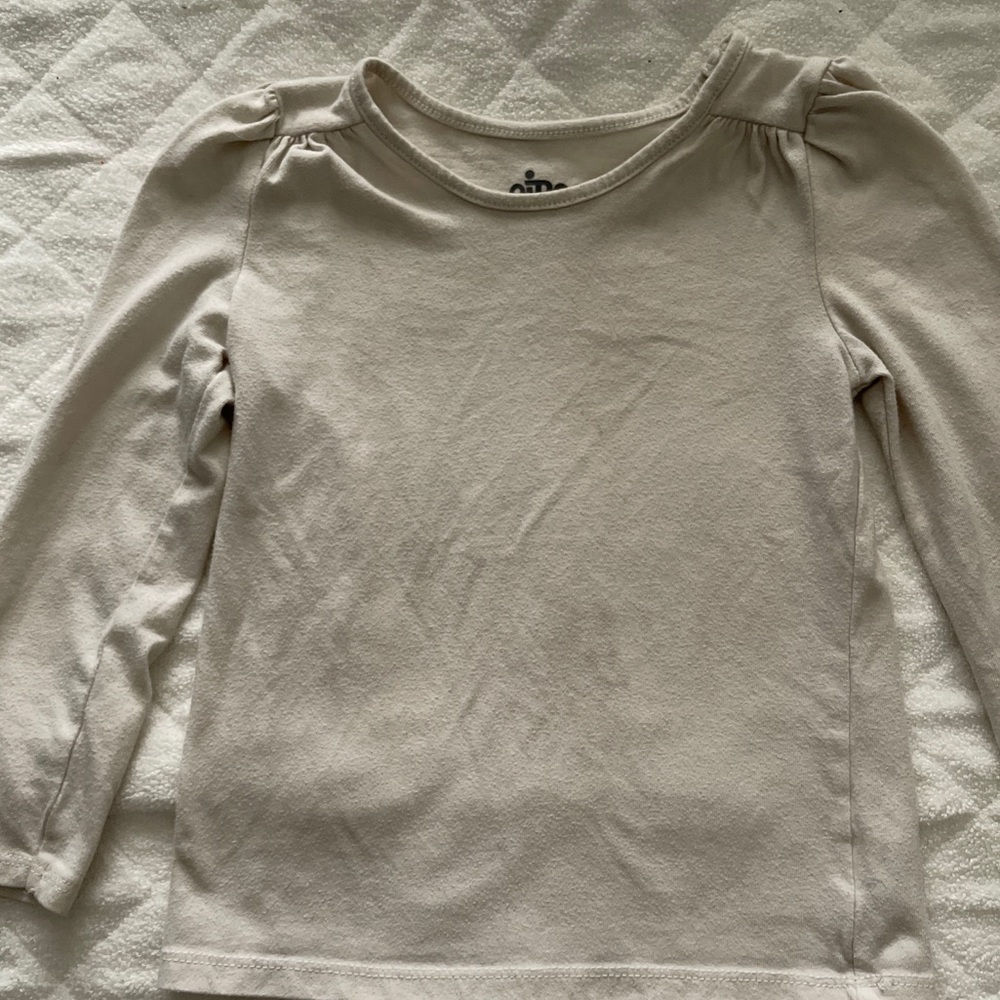 Long sleeve girl shirt.